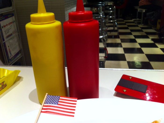 大きなケチャップとマスタード